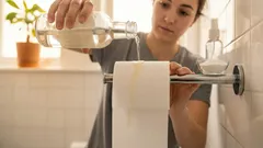 トイレットペーパーのロールに酢をかけて隅に置いておく：多くの人がその理由を理解していない