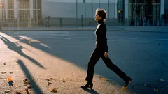 歩くのが速い人には、以下の6つの特徴がある