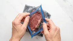 ジッパー付き保存袋は再利用しても安全?専門家が解説