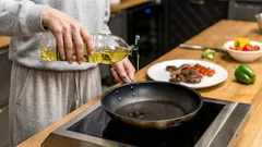 揚げ焼きで油はねを防ぐ方法：意外と知られていない簡単なコツ