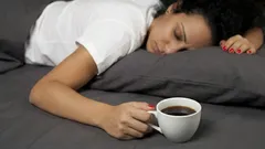 なぜ一部の人にとってコーヒーは眠気を誘うのか：予想外の身体反応の理由。