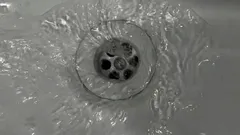 化学薬品を使わずにキッチンの排水口の詰まりを解消：油の詰まりを安全に取り除く3つの方法