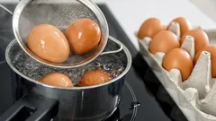 卵を茹でる際、沸騰したお湯と冷水、どちらから始めるのが良いのでしょうか？また、違いはあるのでしょうか？