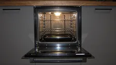 焼き上がり後、しばらくオーブンのドアを少し開けておくとよい理由